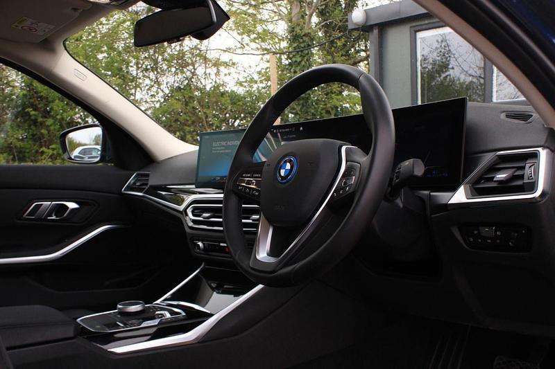 Usado BMW 330e Sport Line 288 HP (211 kW) 2023 Azul Sedan