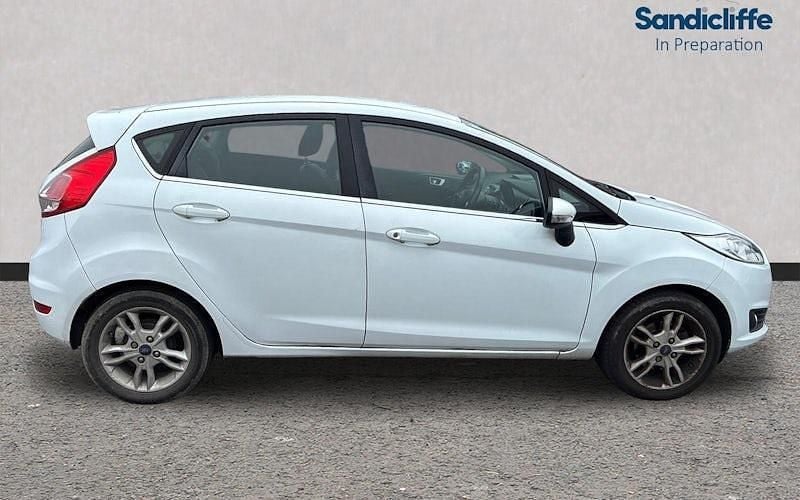 Used Ford Fiesta Zetec 101 HP (74 kW) 2017 White Hatchback