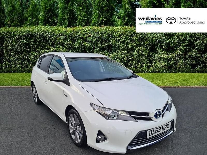 White Used 2013 Toyota Auris Hybrid Hatchback | £9,995 (Fair price) - Image 1/4