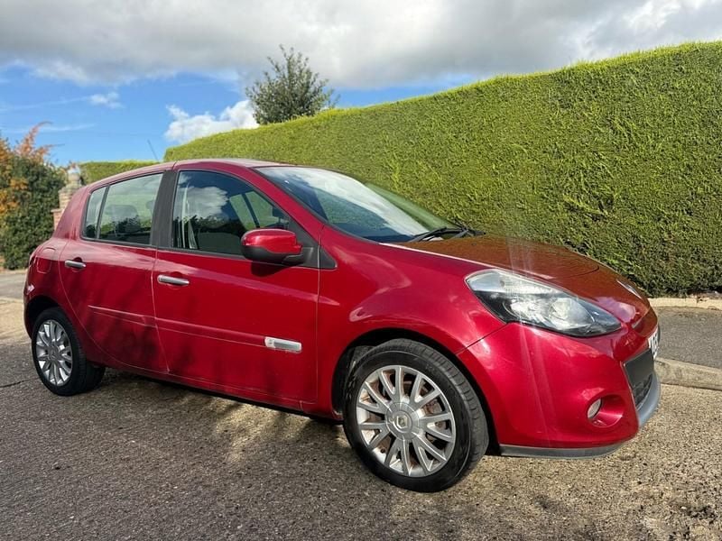 Red Used 2009 Renault Clio II Dynamique Hatchback | £995 (Good price) - Image 1/4
