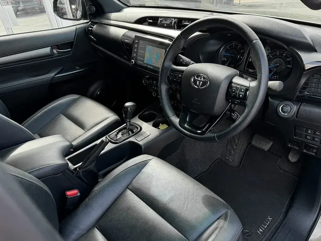 Used Toyota HiLux 204 HP (150 kW) 2023 Bronze Pickup