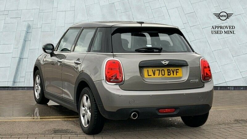 Usado Mini Cooper Classic 134 HP (98 kW) 2020 Prateado Citadino