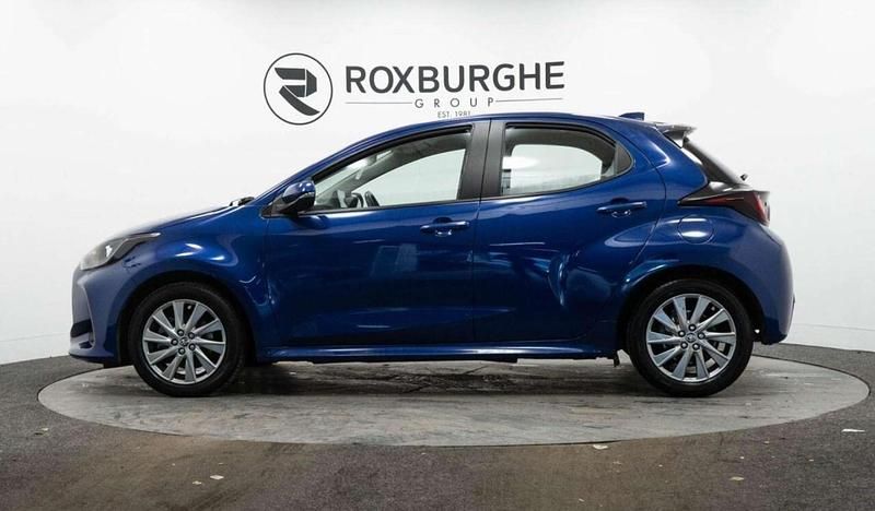 Used Toyota Yaris Hybrid 116 HP (85 kW) 2022 Blue Hatchback