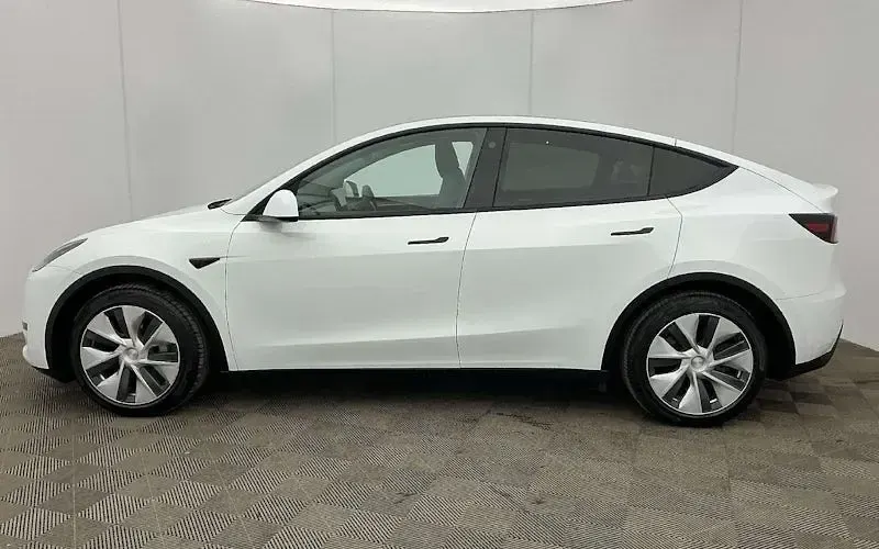 Used Tesla Model Y Standard Range 219 kW (299 HP) 2023 White SUV