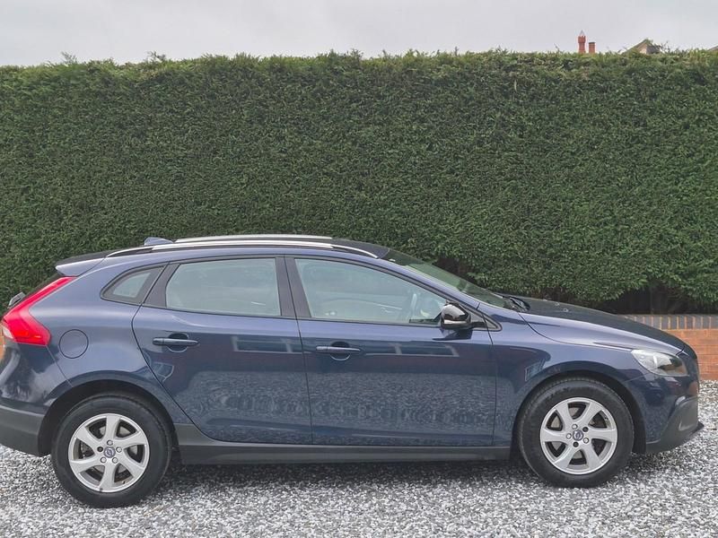 Used Volvo V40 SE 2015 Blue Hatchback