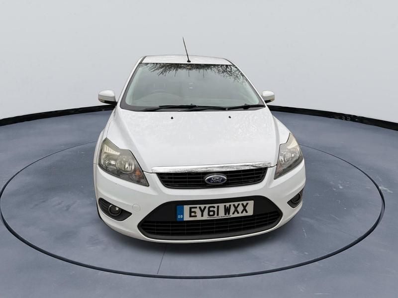 Used Ford Focus Zetec 110 HP (80 kW) 2011 White Hatchback