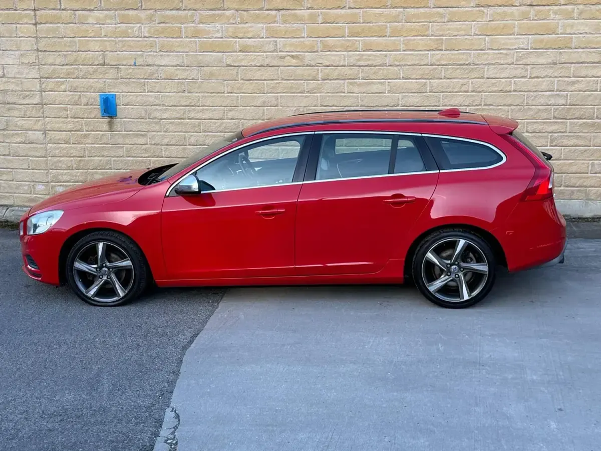 Used Volvo V60 R-Design 180 HP (132 kW) 2013 Red Estate