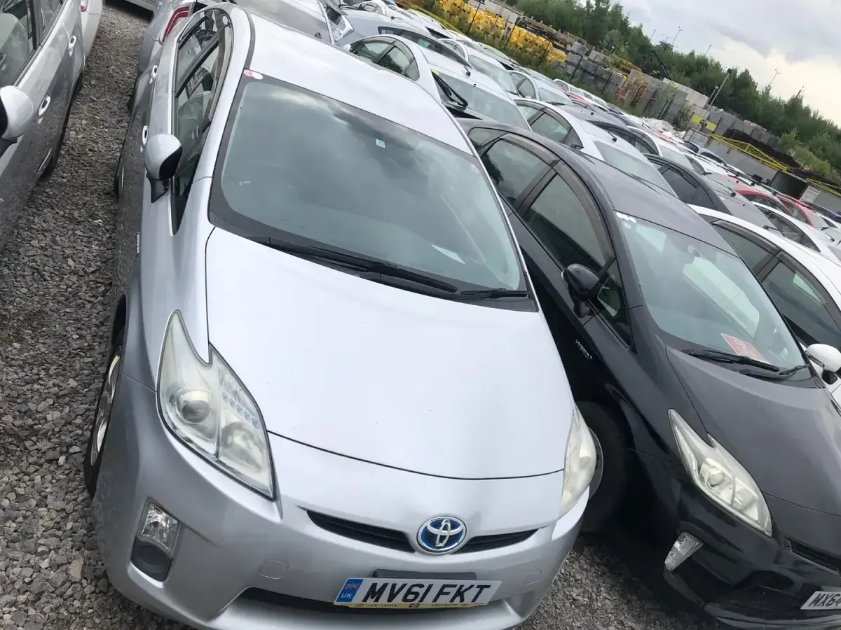 Usado Toyota Prius 140 CV (102 kW) 2025 Plateado Utilitario