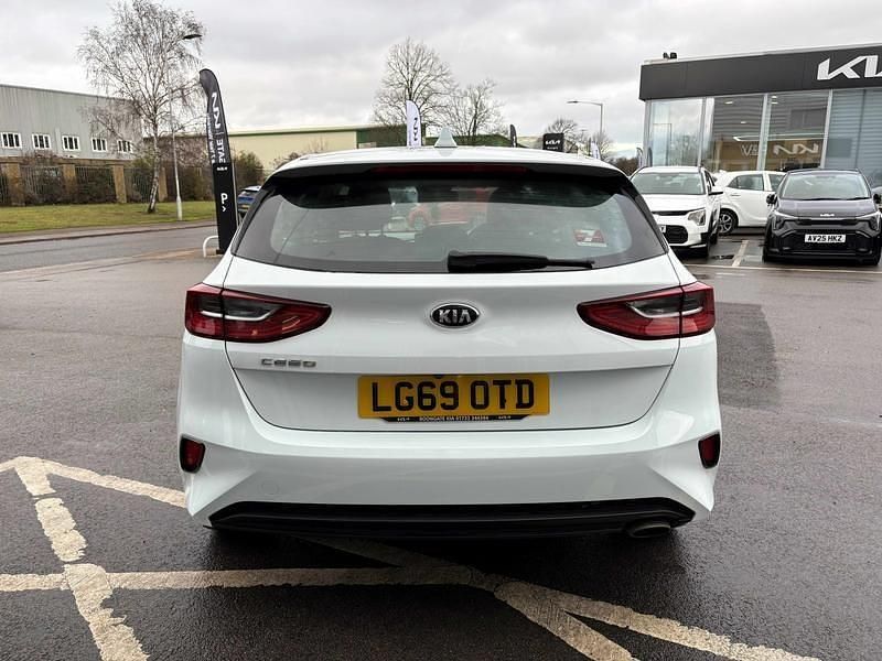 Used Kia Ceed 2019 White Hatchback