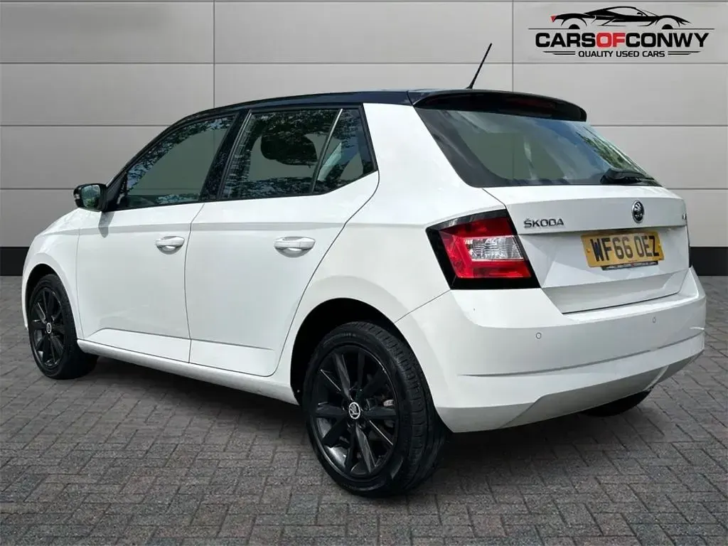 Used Skoda Fabia Colour Edition 90 HP (66 kW) 2016 White Hatchback