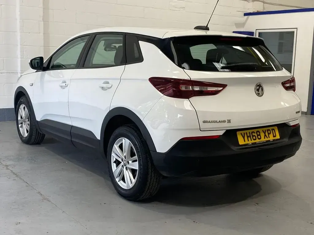 Used Vauxhall Grandland X S 130 HP (95 kW) 2018 White SUV