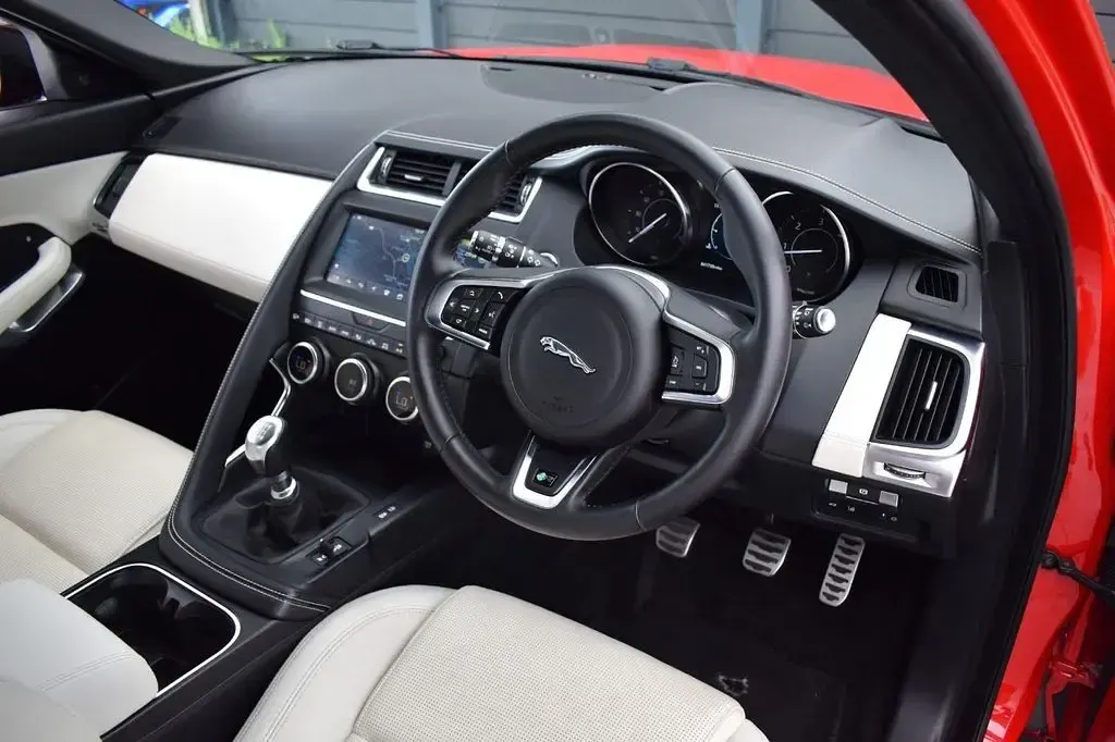 Used Jaguar E-Pace R-Dynamic 180 HP (132 kW) 2019 Red SUV