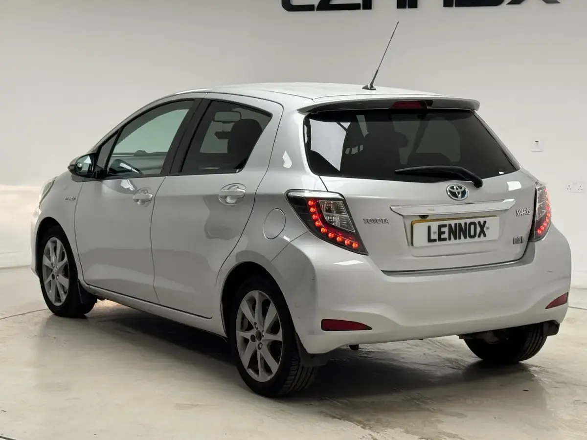 Used Toyota Yaris 100 HP (73 kW) 2012 Silver Hatchback