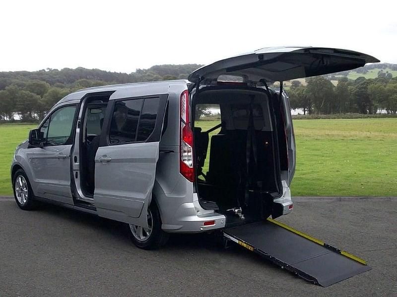 Used Ford Grand Tourneo Connect Titanium 120 HP (88 kW) 2018 Silver MPV