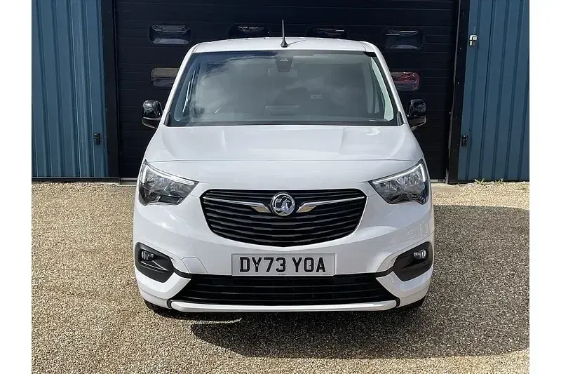 Begagnad Vauxhall Combo 100 HK (73 kW) 2023 Vit Minibuss