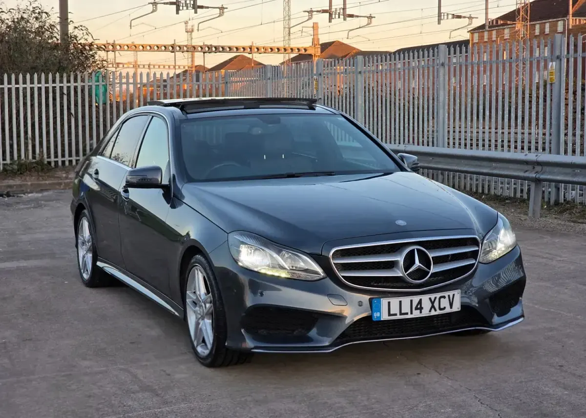Usado Mercedes E220 AMG 2014 Cinzento Sedan