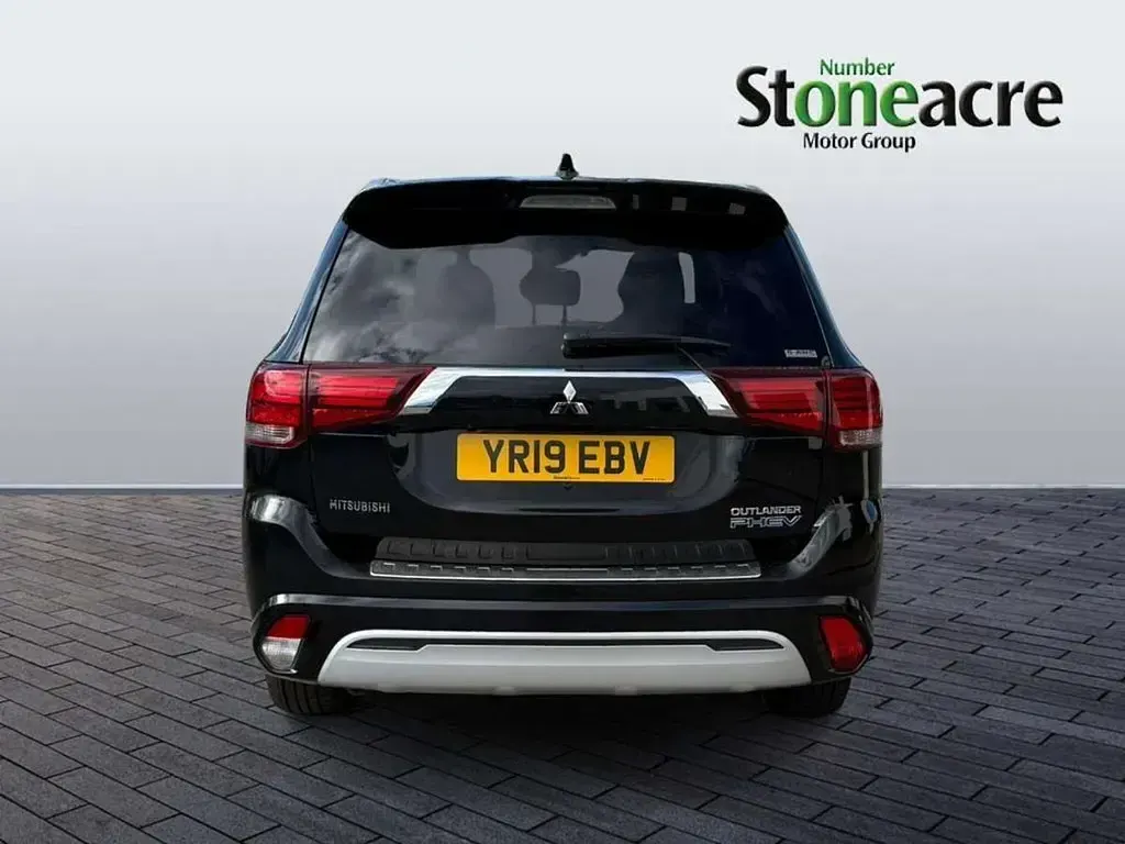 Begagnad Mitsubishi Outlander P-HEV 174 HK (127 kW) 2019 Svart SUV