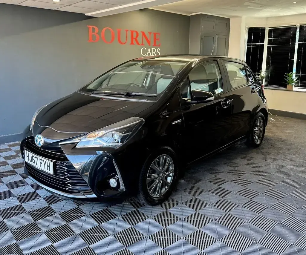 Used Toyota Yaris 100 HP (73 kW) 2017 Black Hatchback