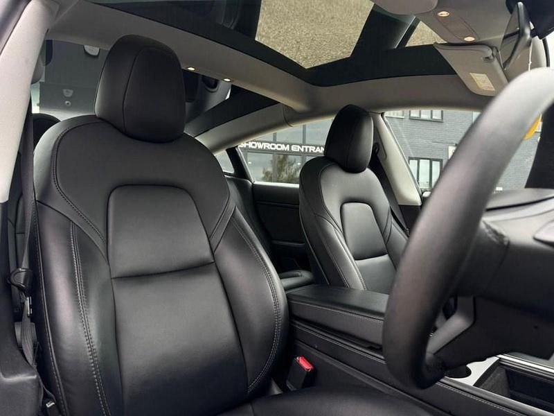 Begagnad Tesla Model 3 254 kW (346 HK) 2020 Vit Sedan