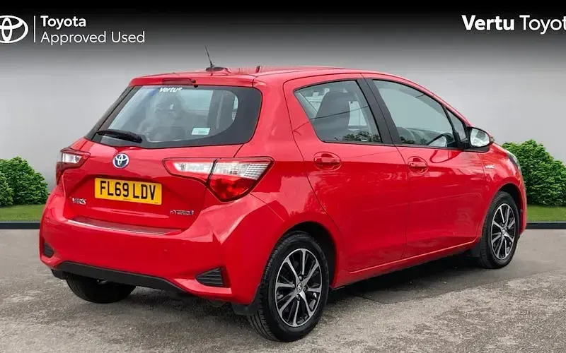 Used Toyota Yaris Hybrid 101 HP (74 kW) 2019 Red Hatchback