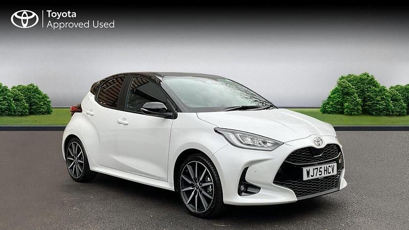 Used Toyota Yaris Hybrid Sport 131 HP (96 kW) 2025 Platinum white pearl bitone Hatchback