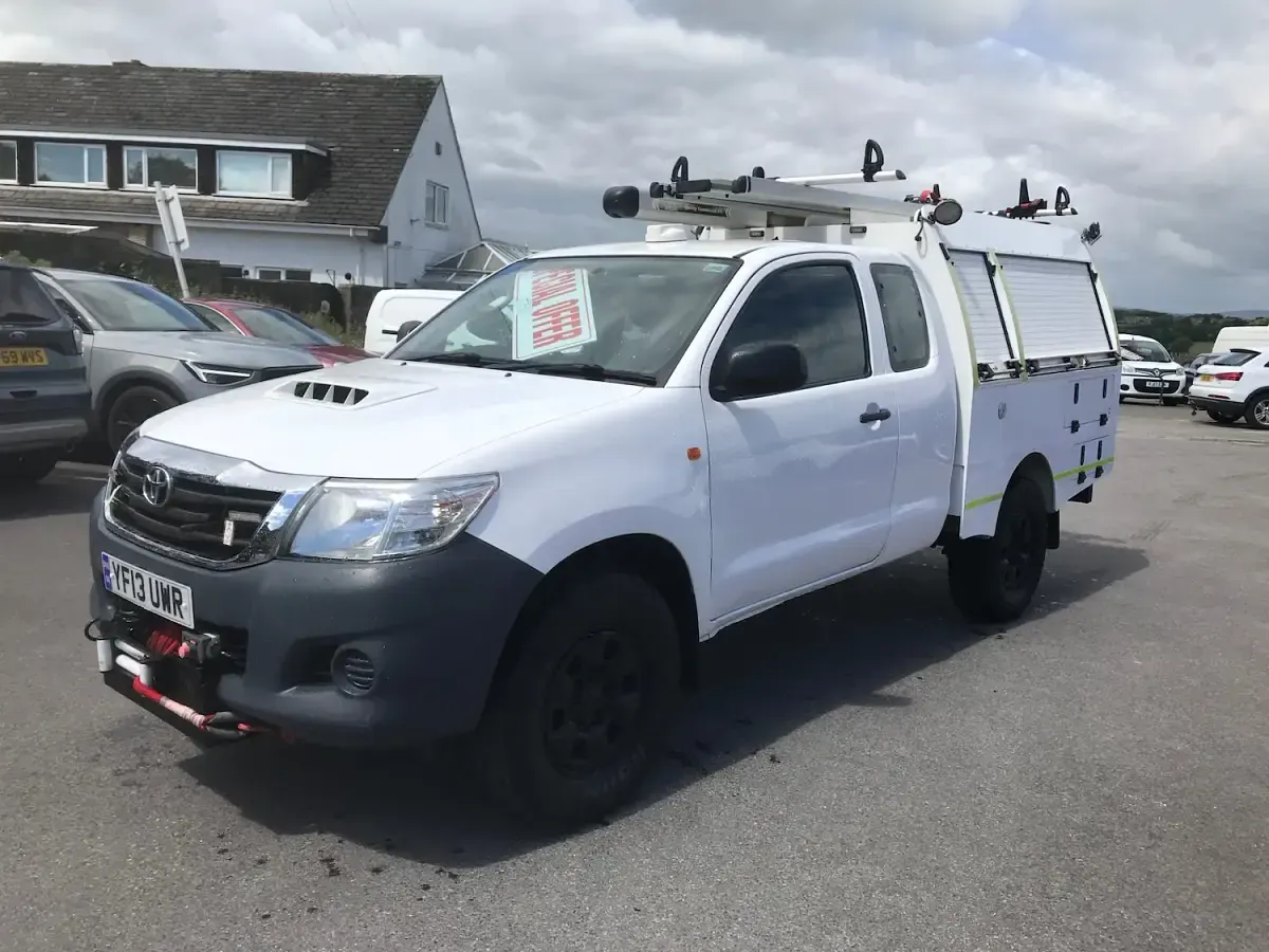 Used Toyota HiLux 144 HP (105 kW) 2013 White Pickup