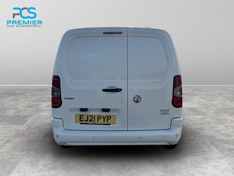 Second-hand Vauxhall Combo Sportive 100 CP (73 kW) 2021 Alb Monovolum