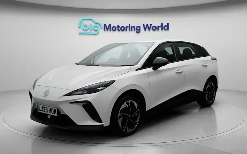 Używany MG MG4 EV SE 150 kW (204 KM) 2023 Biały Hatchback