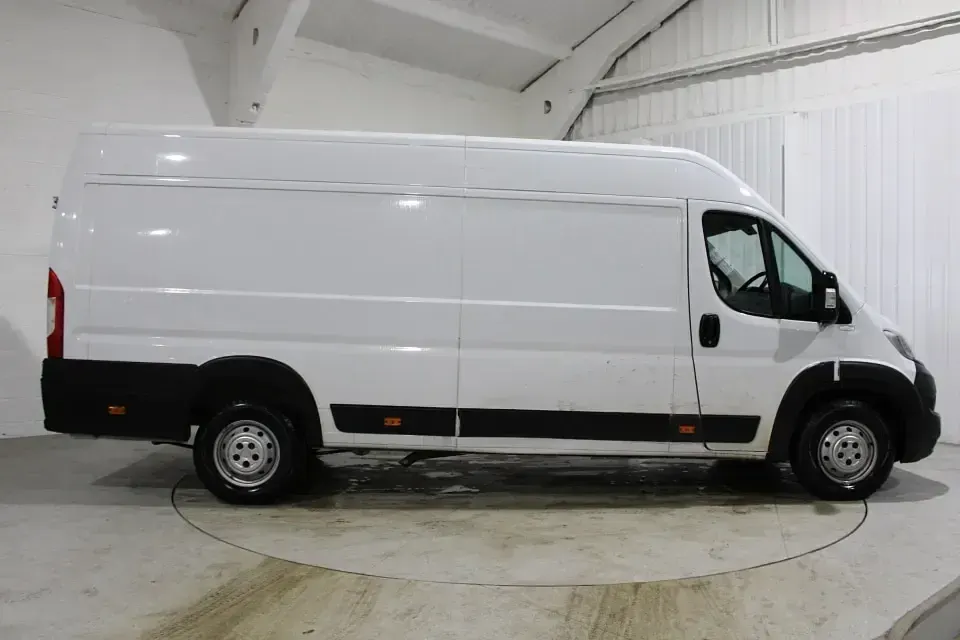 Used Vauxhall Movano 140 HP (102 kW) 2023 White MPV