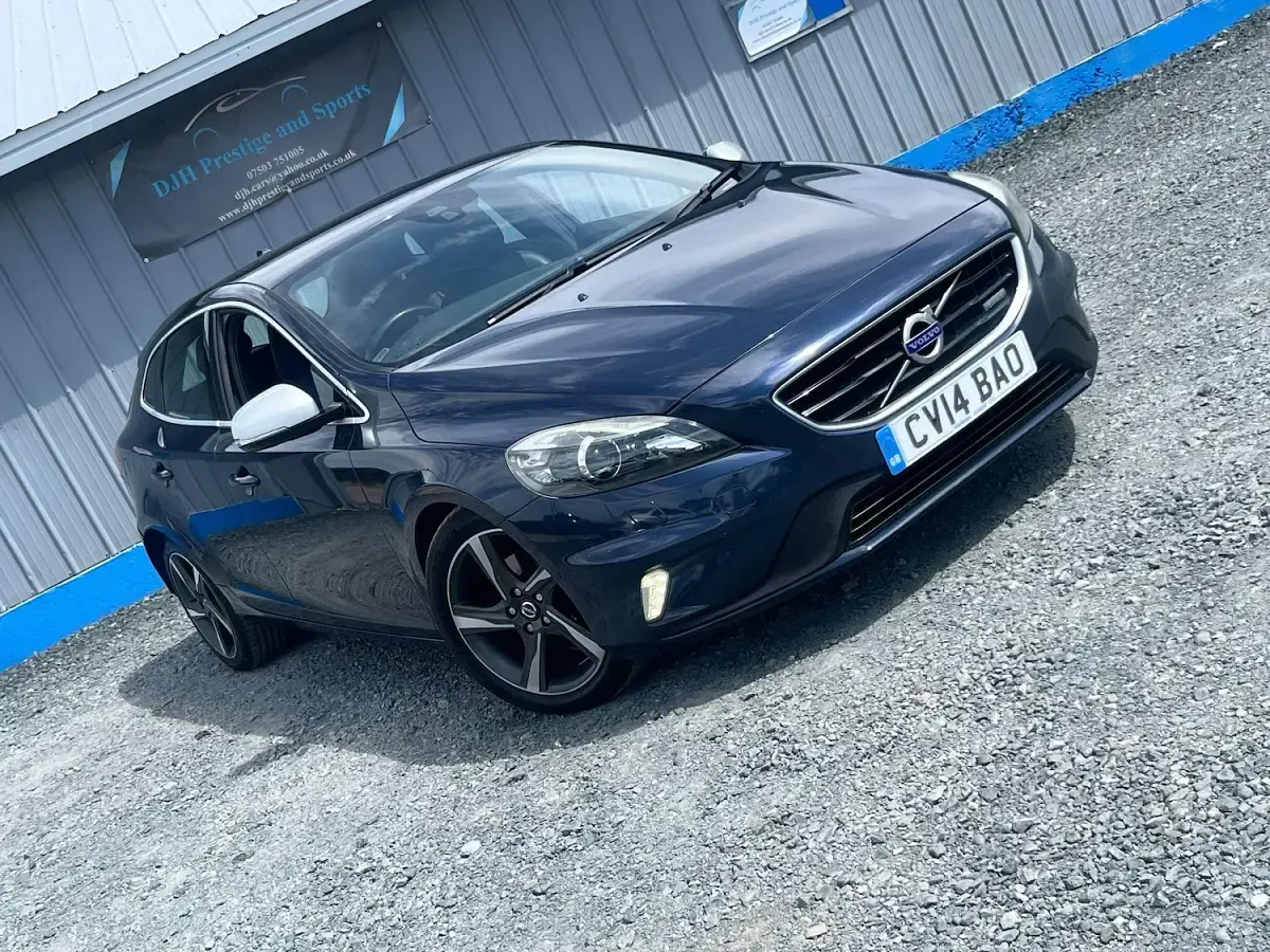 Used Volvo V40 R-Design 115 HP (84 kW) 2014 Blue Hatchback