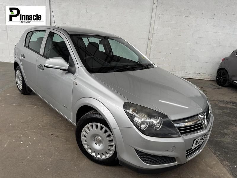 Silver Used 2009 Vauxhall Astra Hatchback | £995 (Fair price) - Image 1/4