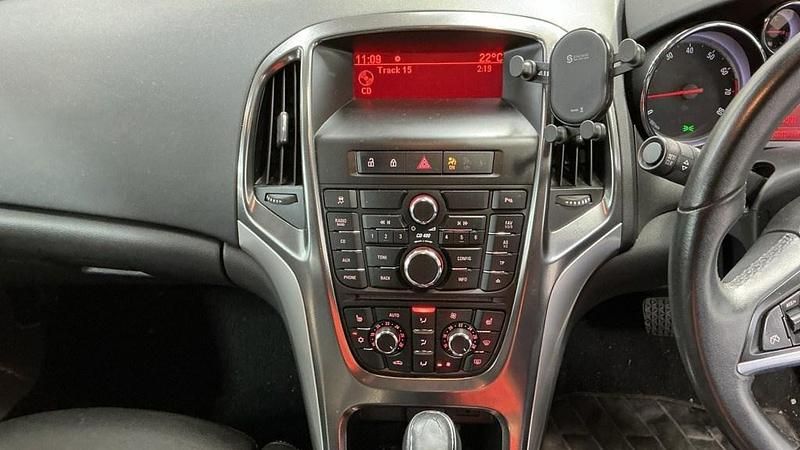 Second-hand Vauxhall Astra Elite 2011 Alb Hatchback