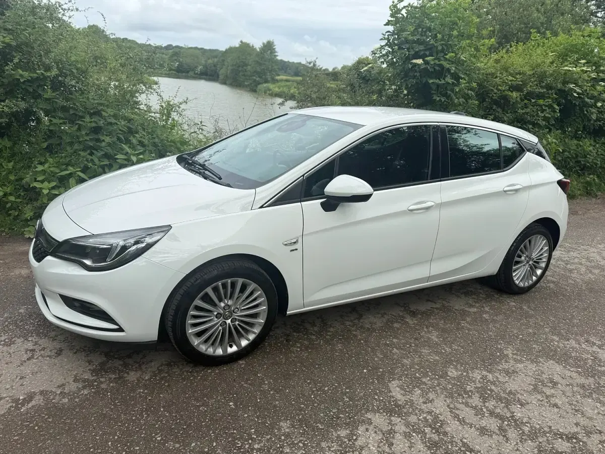 Used Vauxhall Astra SRi 2016 White Hatchback