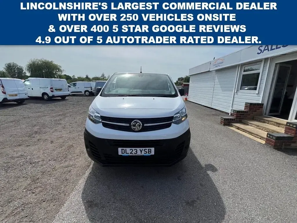 Second-hand Vauxhall Vivaro S 100 CP (73 kW) 2023 Alb Monovolum