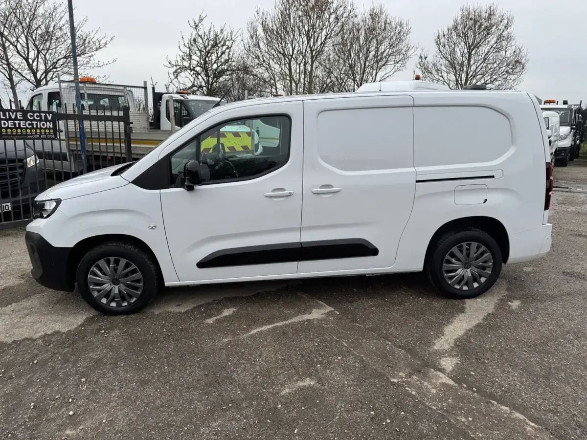 Begagnad Peugeot Partner 131 HK (96 kW) 2024 Vit Minibuss