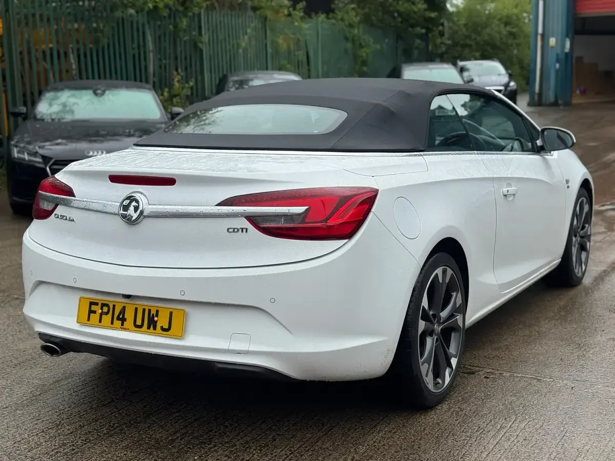 Used Vauxhall Cascada Elite 170 HP (125 kW) 2014 White Cabriolet