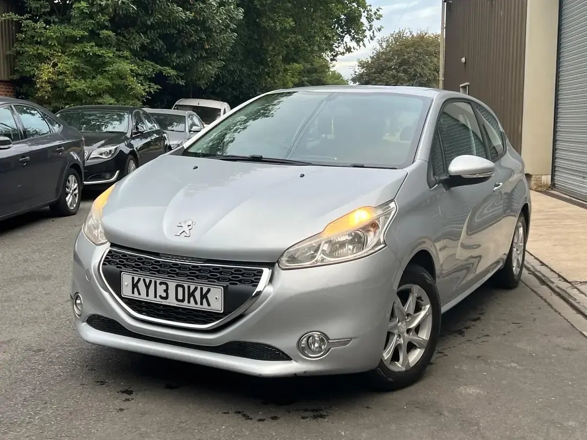 Used Peugeot 208 Active 68 HP (50 kW) 2013 Silver Hatchback