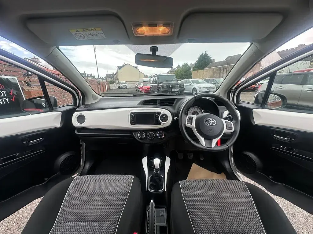 Used Toyota Yaris Trend 99 HP (72 kW) 2013 White Hatchback