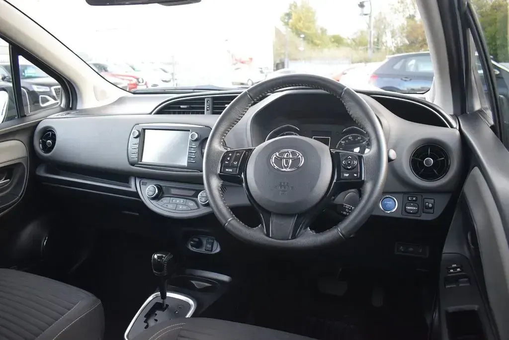Used Toyota Yaris Hybrid 100 HP (73 kW) 2019 White Hatchback
