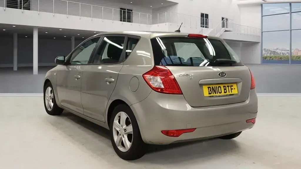 Used Kia Ceed 126 HP (92 kW) 2010 Silver Hatchback