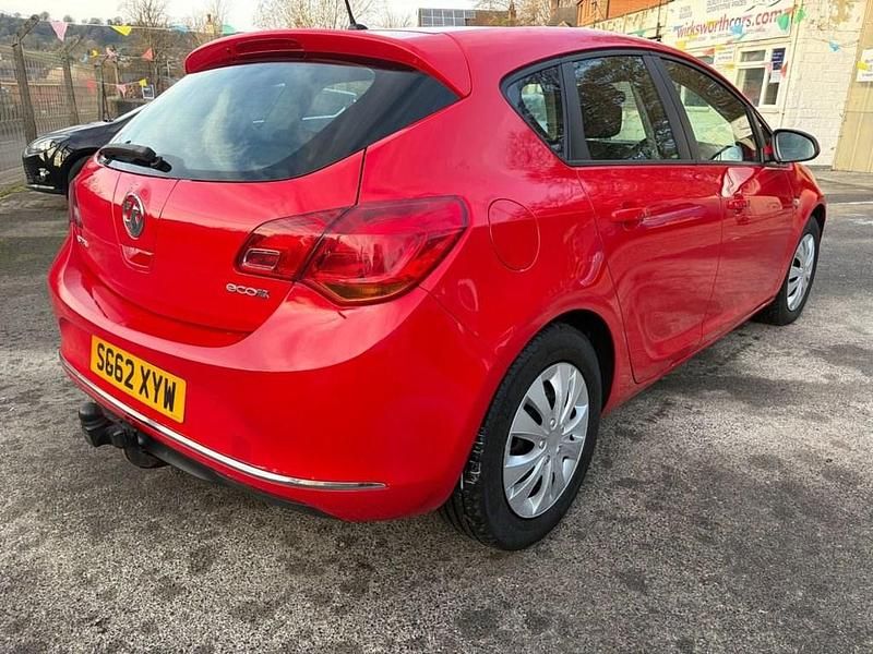Second-hand Vauxhall Astra S 110 CP (80 kW) 2013 Roșu Hatchback