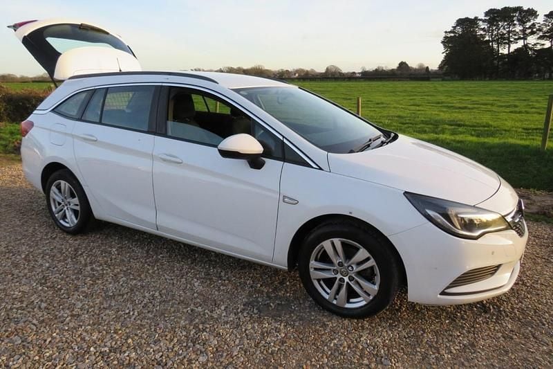 Used Vauxhall Astra 2017 White Estate