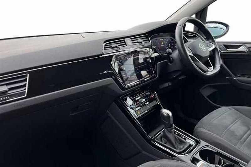 Used VW Touran SEL 150 HP (110 kW) 2023 White MPV