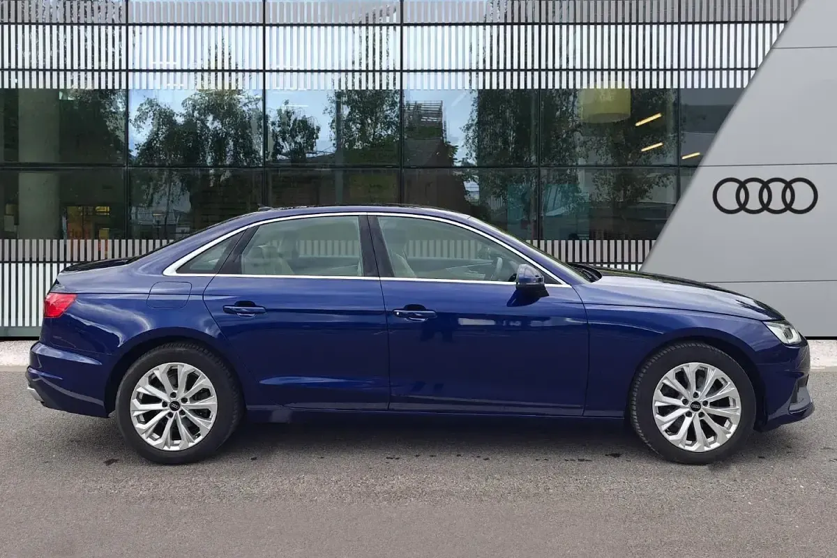 Używany Audi A4 Black Edition 147 KM (108 kW) 2022 Niebieski Sedan/Limuzyna