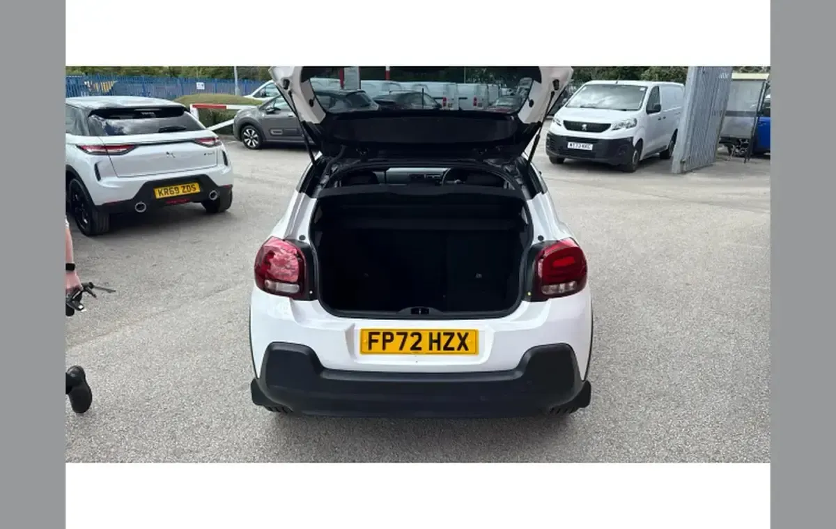 Used Citroën C3 PureTech 81 HP (59 kW) 2022 White Hatchback