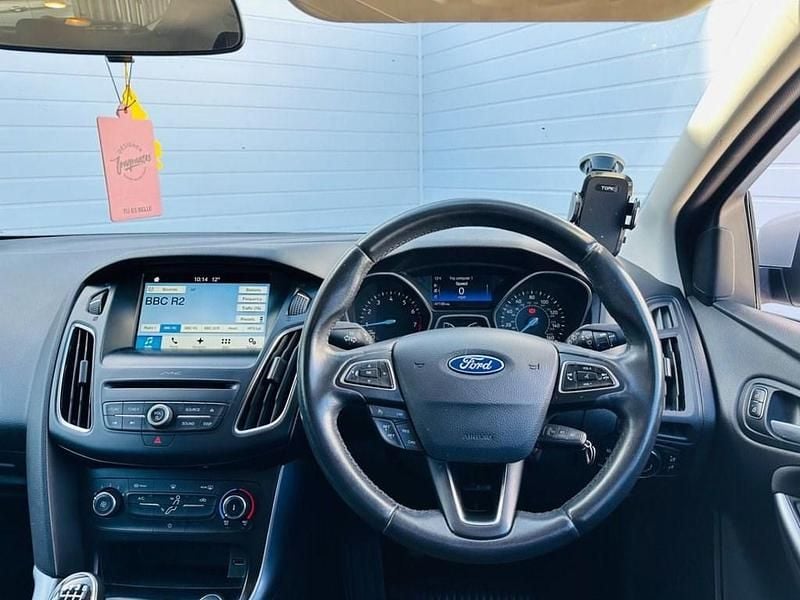Usado Ford Focus Zetec 125 HP (91 kW) 2017 Prateado Citadino