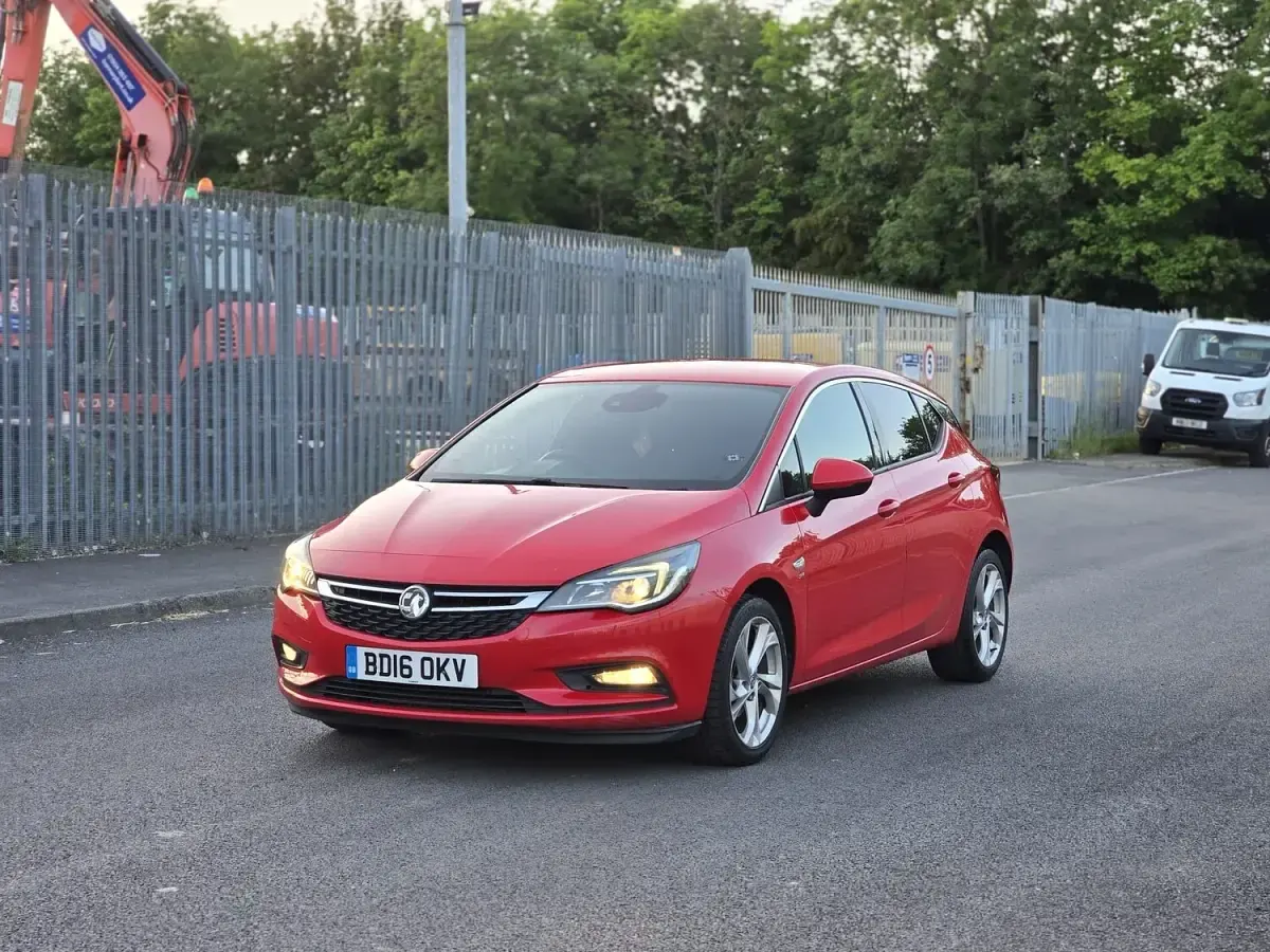 Used Vauxhall Astra SRi 105 HP (77 kW) 2016 Red Hatchback