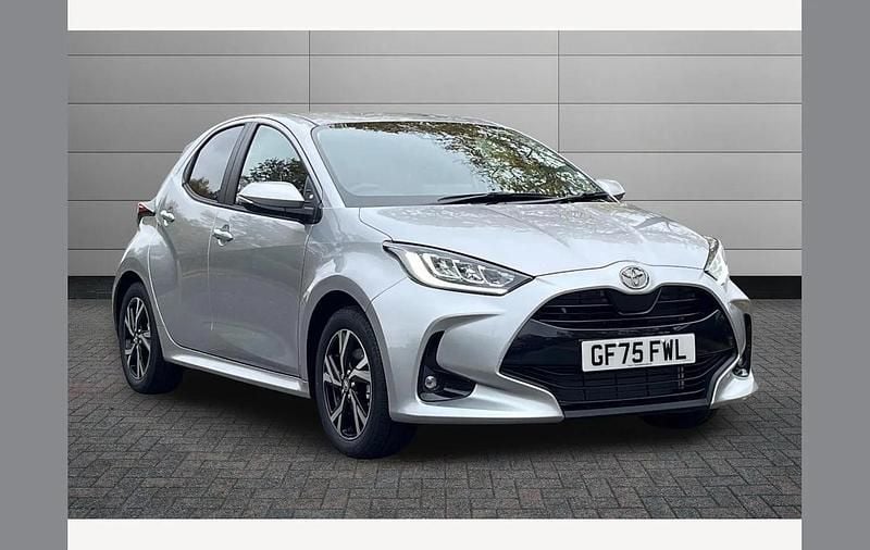 Silver New 2025 Toyota Yaris Hybrid Design Hatchback | £23,595 (Fair price) - Image 1/2