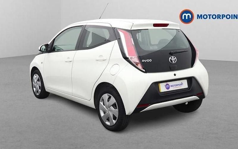 Used Toyota Aygo X-play 69 HP (50 kW) 2018 White Hatchback
