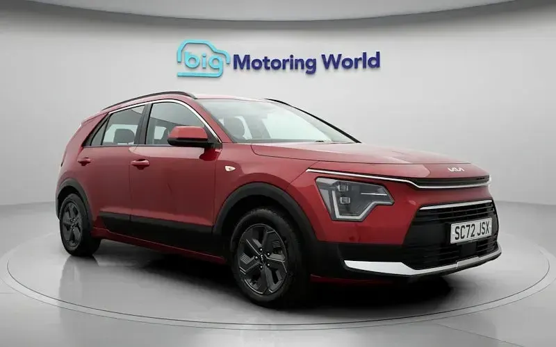 Usado Kia Niro 141 HP (103 kW) 2023 Vermelho SUV
